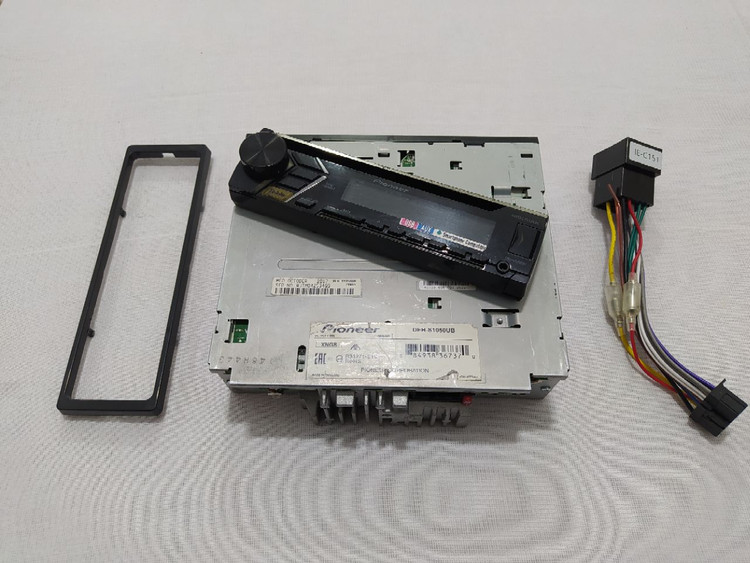 ضبط پایونیر مدل DEH-X1050UB دو خروجی امپلی فایر