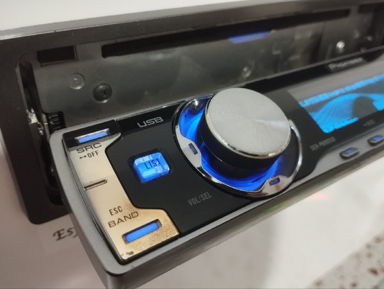 ضبط حرفه ای پایونیر مدل DEH_P6900UB شش خروجه پنل برقی