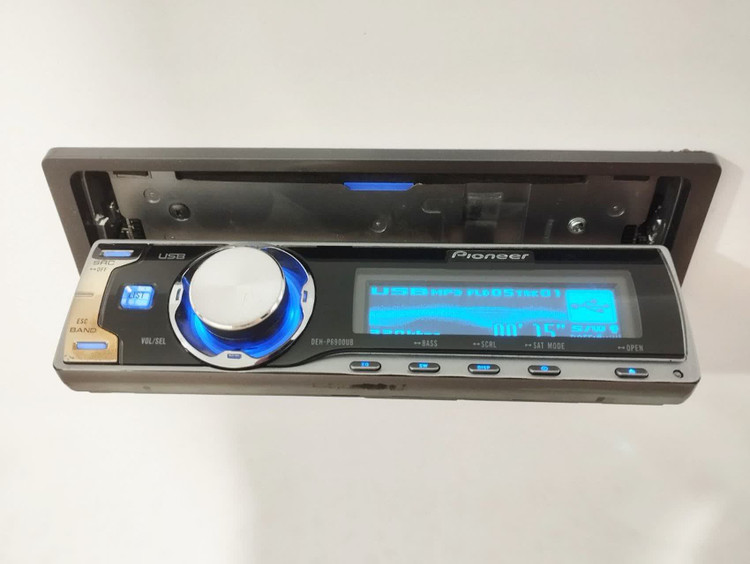 ضبط حرفه ای پایونیر مدل DEH_P6900UB شش خروجه پنل برقی