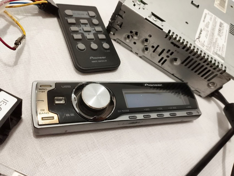 ضبط حرفه ای پایونیر مدل DEH_P6900UB شش خروجه پنل برقی