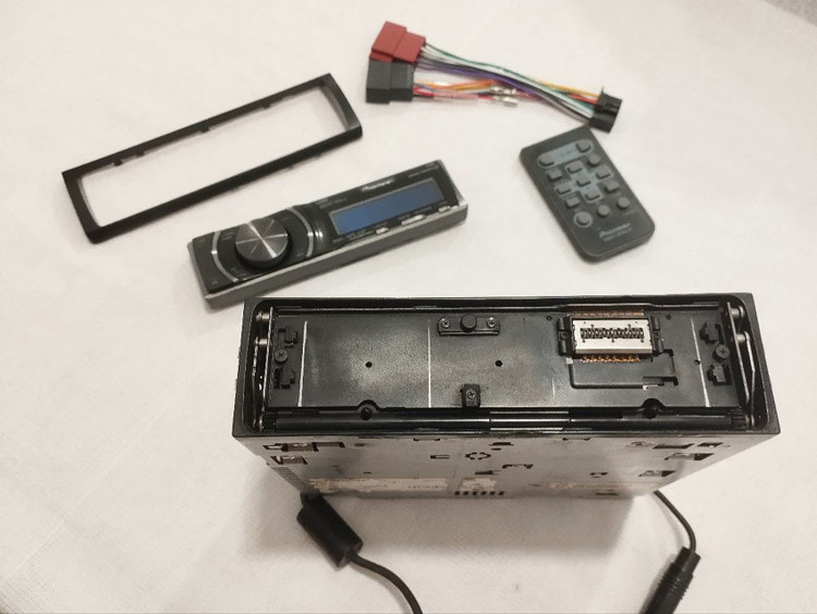 پخش کننده خودرو پایونیر مدل DEH-P6050UB شش خروجه پنل برقی با کارتن و لوازم